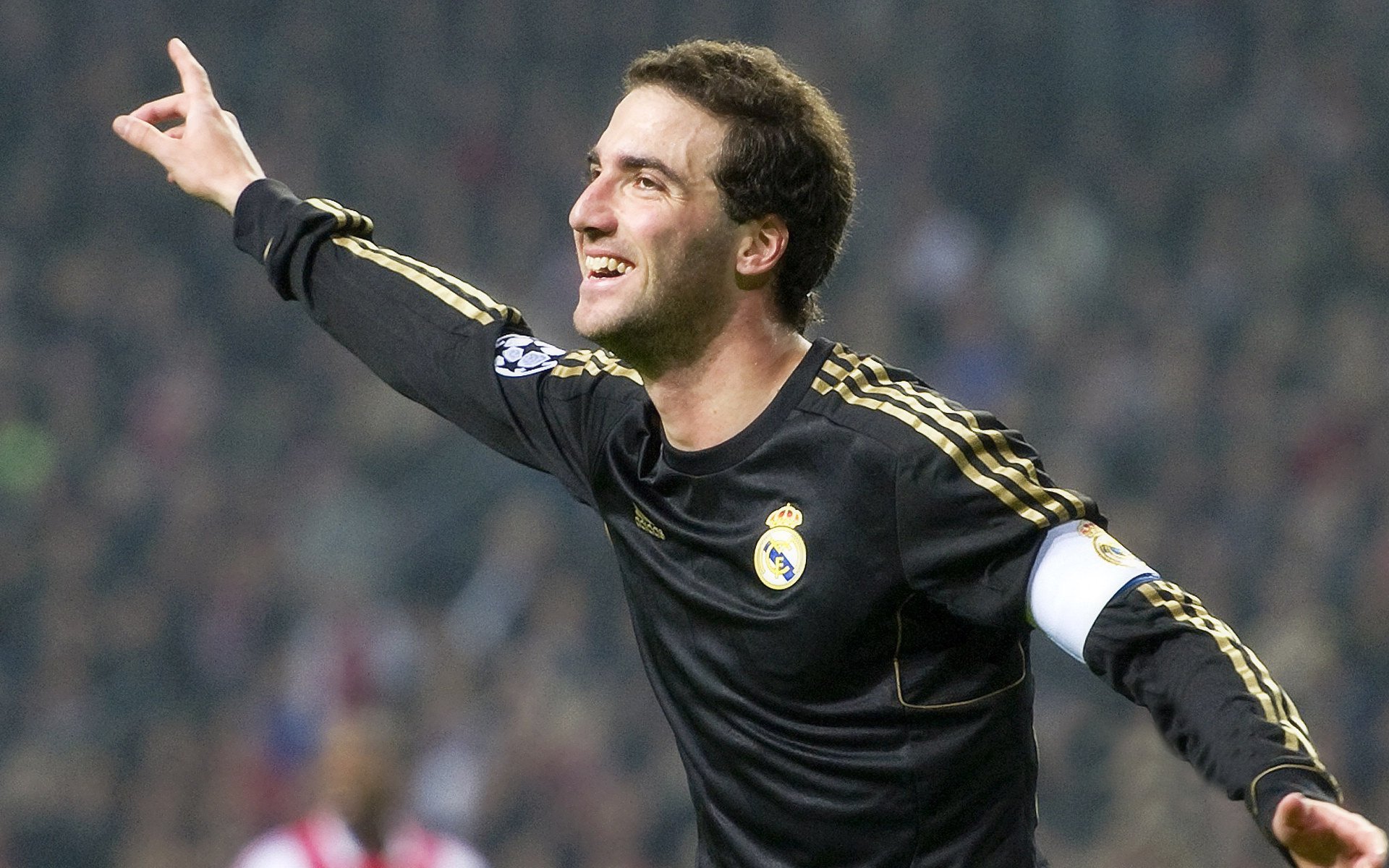 意甲争冠白热化，国米绝杀登顶，尤文紧追不舍，米兰双雄陷入混战