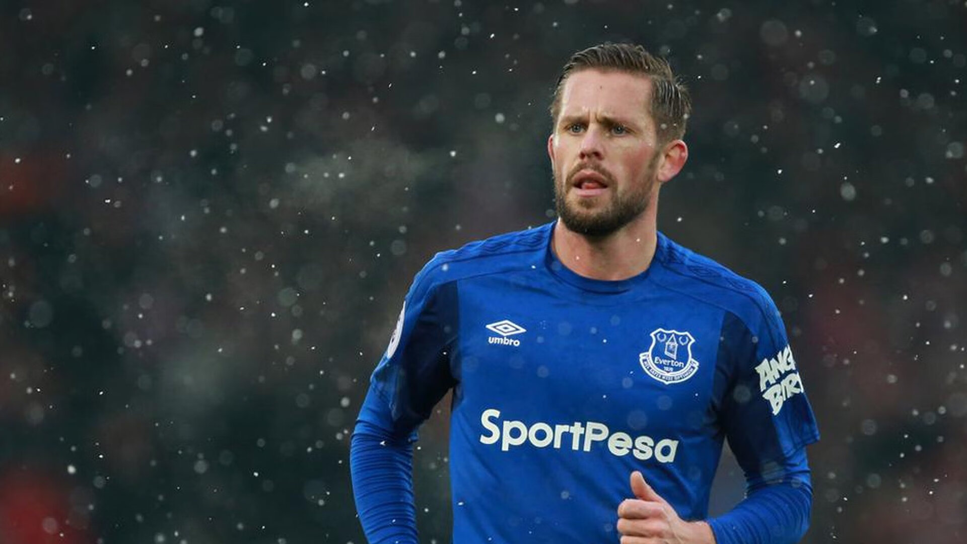 姆巴佩梅开二度助巴黎圣日耳曼领跑法甲 梅西伤退引担忧