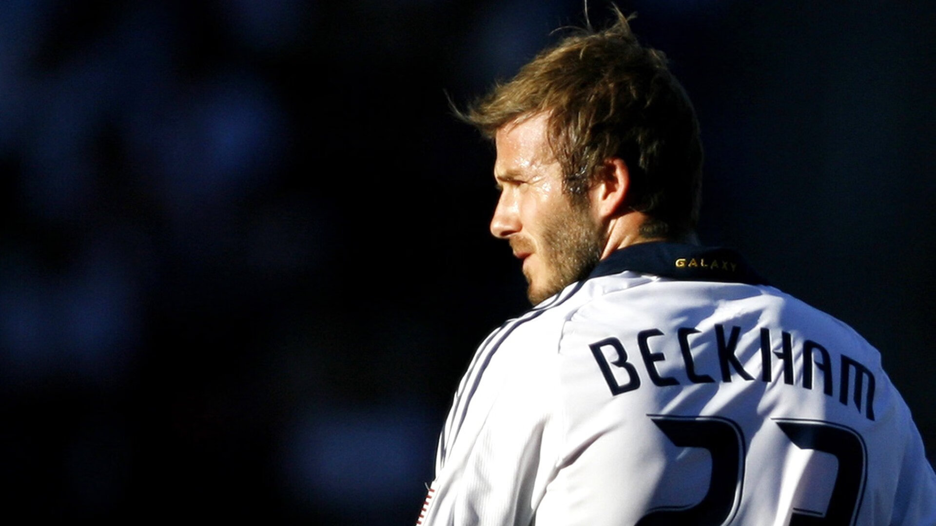 大连英博收官战引爆全城 梭鱼湾球场一票难求见证足球热浪