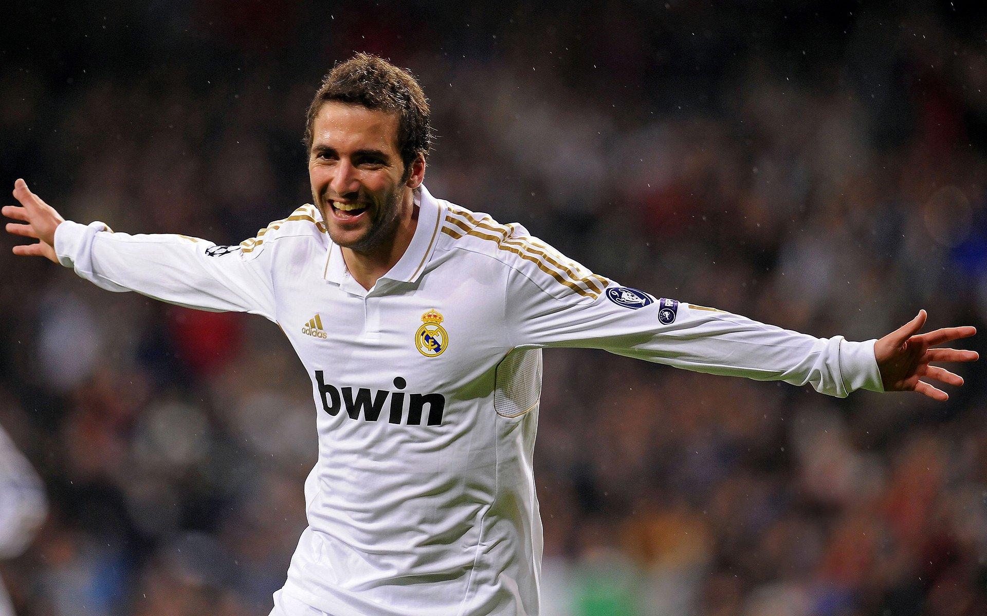 B费荣膺九月队内最佳殊荣 卡灵顿基地低调领奖展核心担当