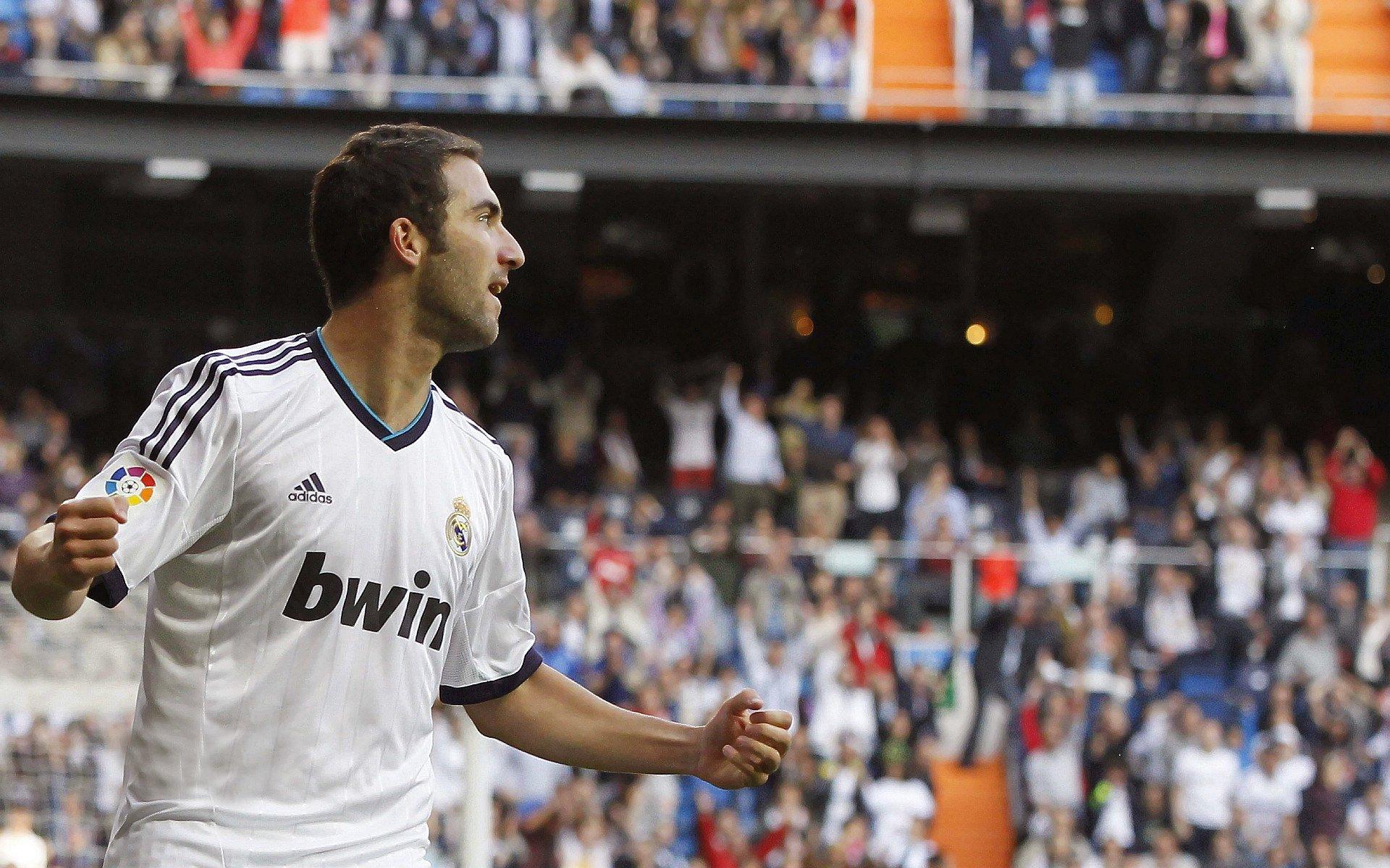 安布罗西尼敲响警钟,无中锋体系下,普利希奇与莱奥的兼容性考验米兰进攻哲学